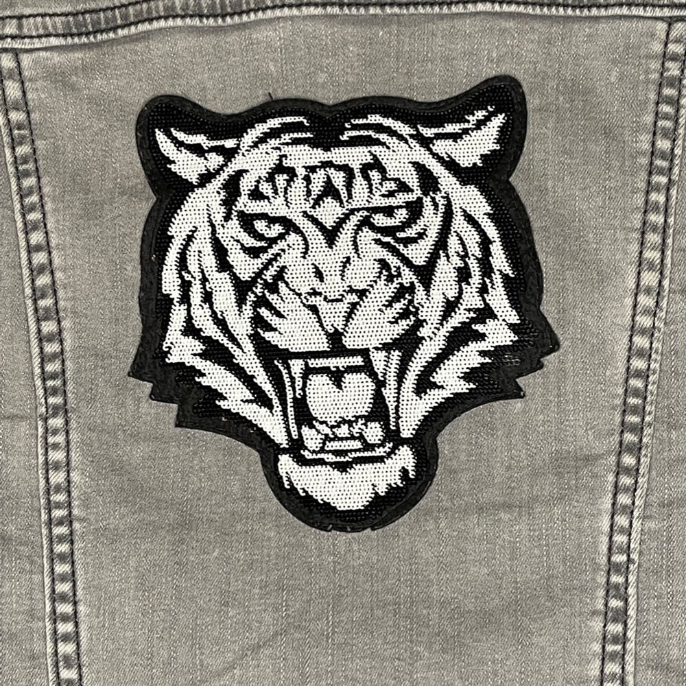 LULAROE KENNY WOMENS DENIM BUTTON UP JACKET W/ TIGER FACE FADED GREY